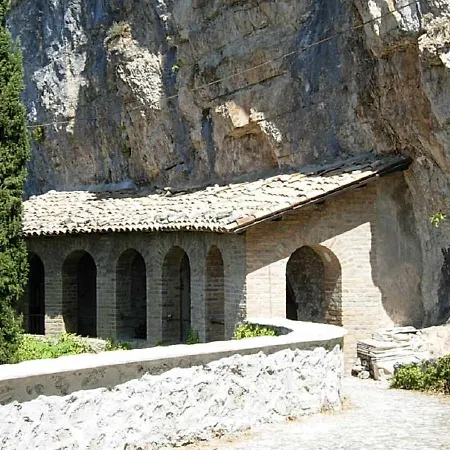 Lo Gnomo Отель Сульмона